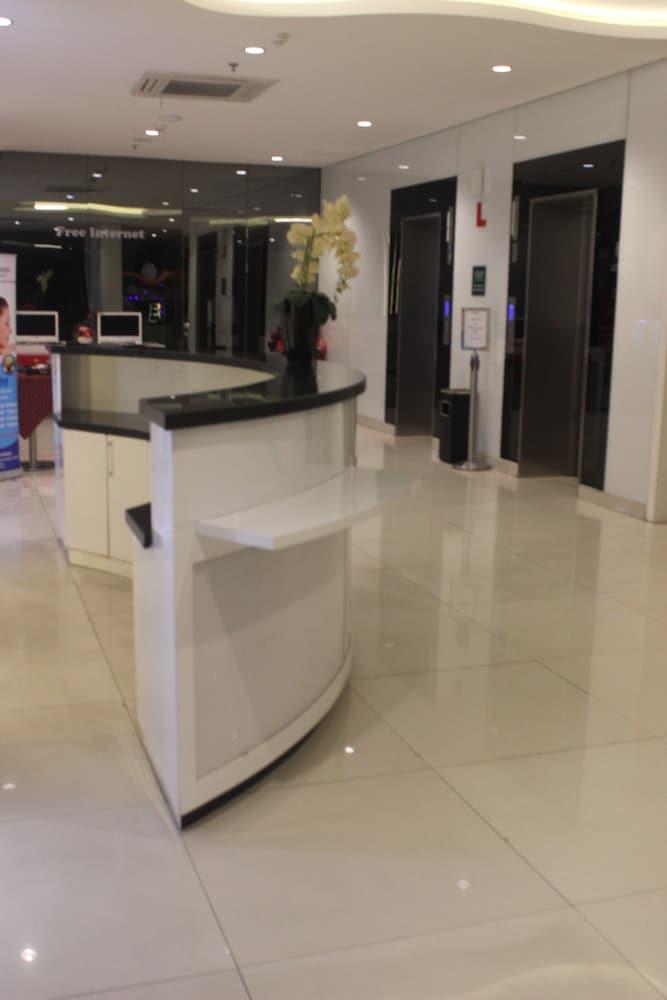 The Win Hotel Surabaja Zewnętrze zdjęcie