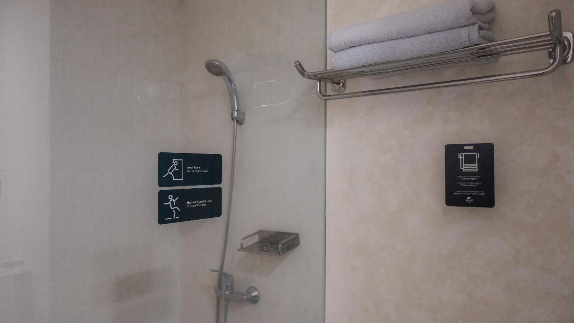 The Win Hotel Surabaja Zewnętrze zdjęcie