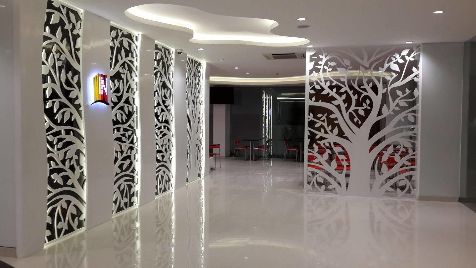 The Win Hotel Surabaja Zewnętrze zdjęcie